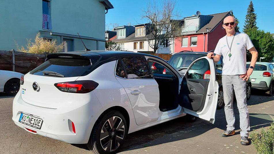 KONE Inbetriebnahme-Ingenieur Thilo Wirth in Deutschland ist einer von vielen KONE Mitarbeitern, die sich für die Erreichung von Umweltzielen einsetzen.