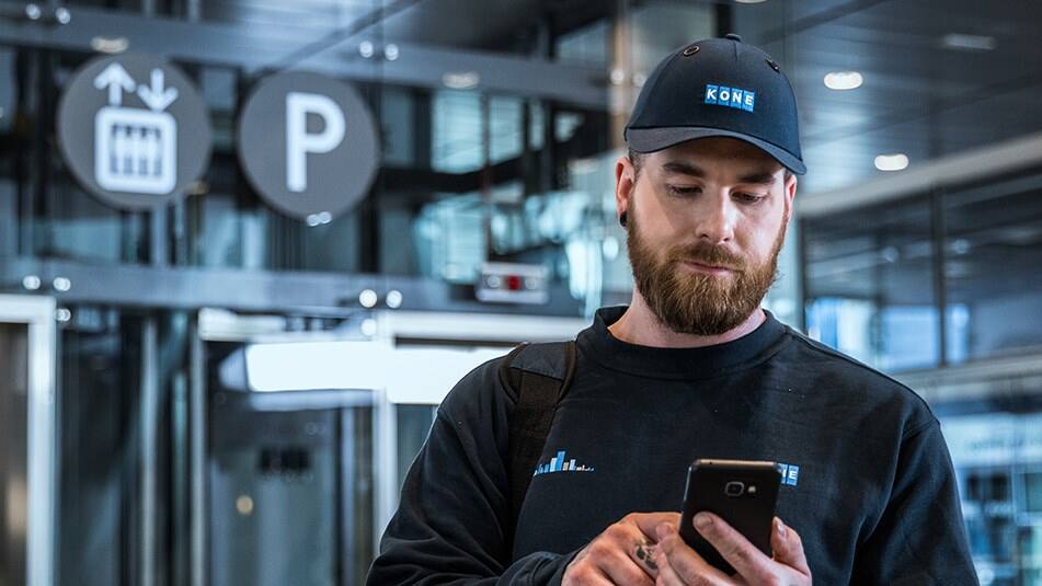 Sichere Systeme, die aus der Ferne aktualisiert werden können, reduzieren die Häufigkeit, mit der ein Techniker einen Aufzug oder eine Rolltreppe vor Ort warten muss.