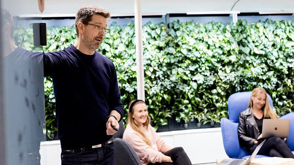 Oben: Timo Tiainen, Marjut Kinnari und Mari Harju