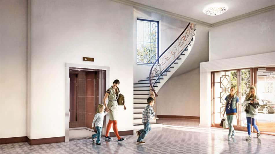 Anwohner in Lobby eines sanierten Altbaus