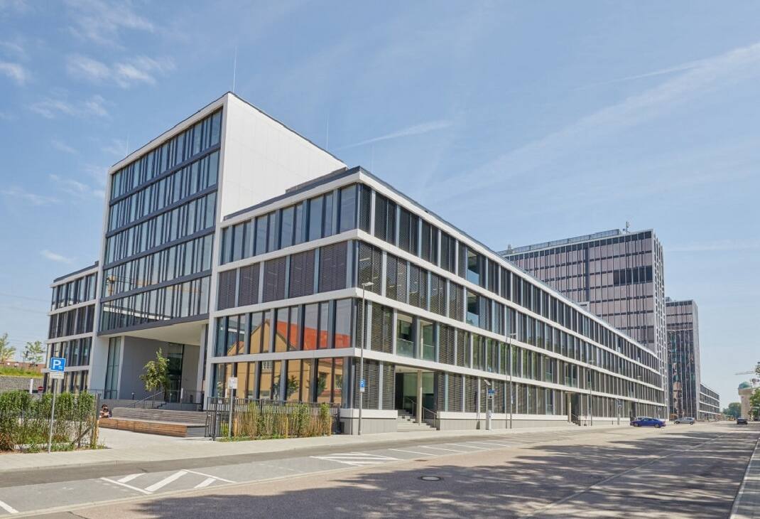 img_car4_hinterm hauptbhf