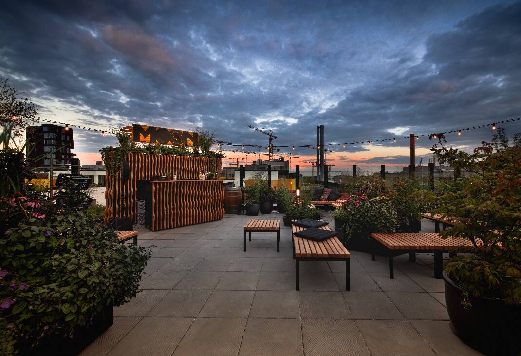 kone-image-monospace-pierdrei-hotel-hamburg-PIERDREI-designhotelfotografie-MOON-46-Sonnenuntergang-1070x730px-06-carousel.jpg