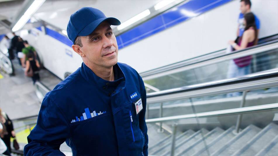 img_service-technician-escalator